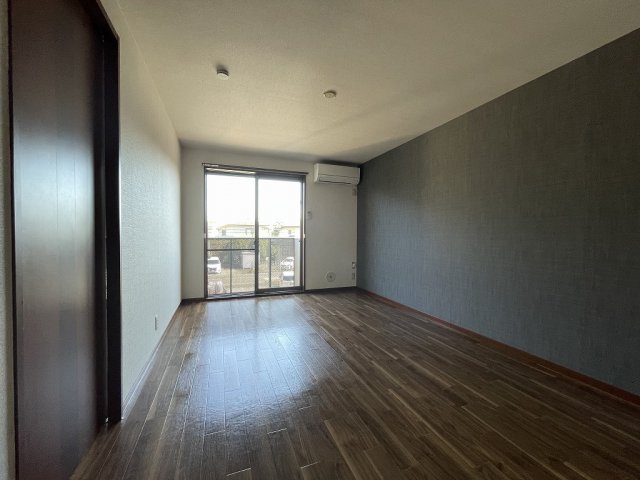 居室・リビング　バルコニーに繋がる南東き11.2帖のリビングダイニングキッチ