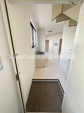 玄関　収納もある玄関です