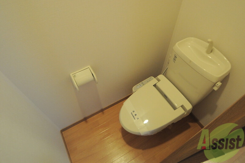 トイレ　人気の独立洗面所にはうれしいシャンプードレッサー完備です