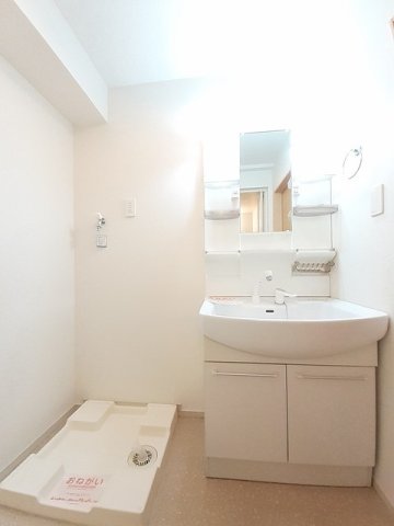 洗面設備　ゆったりとスペースのある洗面所