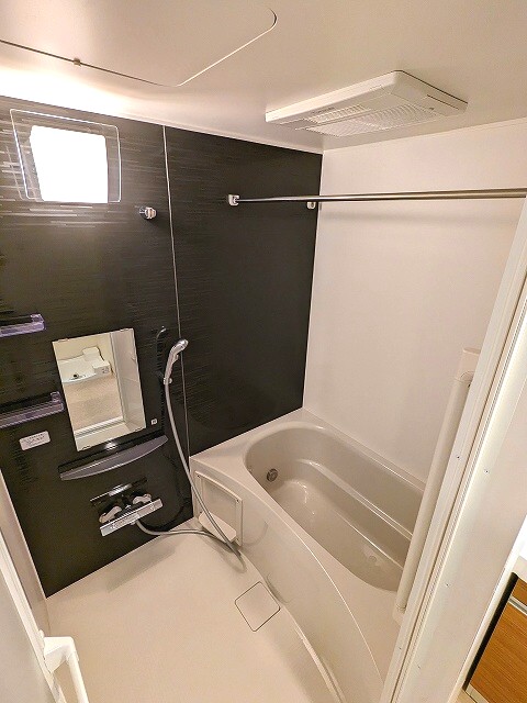 バス・シャワールーム　追焚オートバス、浴室換気乾燥機付き