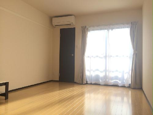 居室・リビング　広々としたお部屋で模様替えも思いのまま