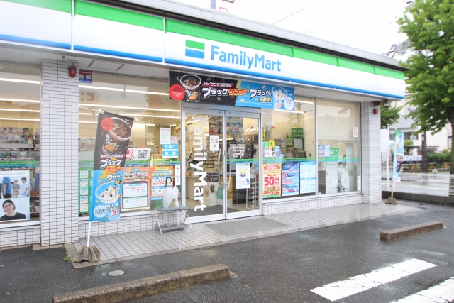コンビニ　ファミリーマート　平田小学校前店（コンビニ）まで300m