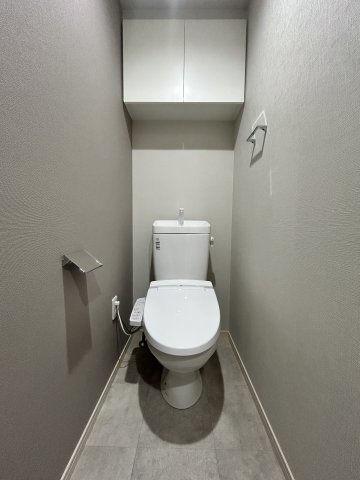 トイレ　落ち着いた色調のトイレです