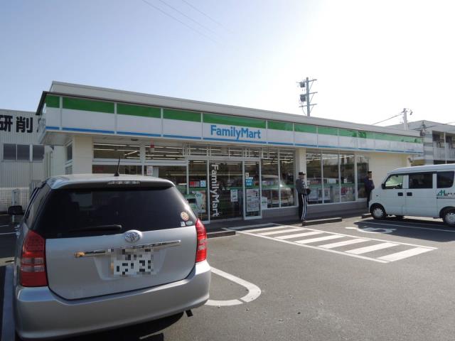 コンビニ　ファミリーマート（コンビニ）まで111m