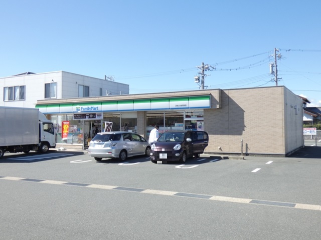 コンビニ　ファミリーマート（コンビニ）まで658m