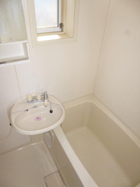 バス・シャワールーム　★窓付きのお風呂です、換気がし易く湿気が溜まりにくいです★