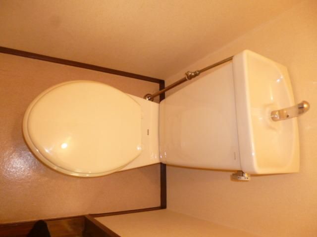 トイレ　★トイレ内部は広いので、窮屈な感じはしません★