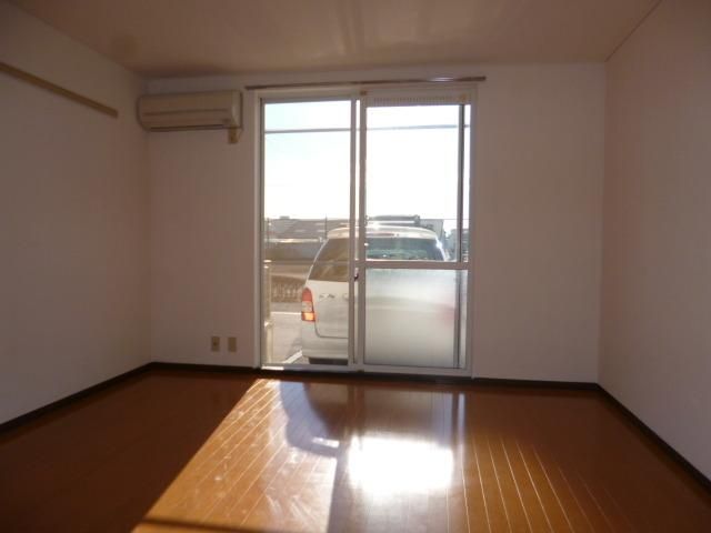 居室・リビング　★大きな窓で、陽の光がたくさん入り暖かく明るいです★