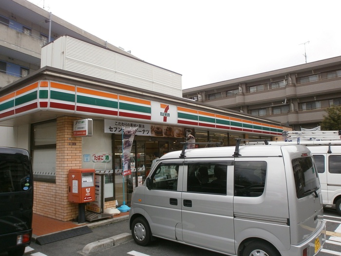 コンビニ　セブンイレブン伊加賀南町店（コンビニ）まで520m