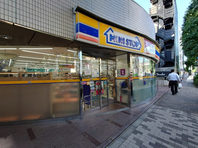 コンビニ　ミニストップ神宮前2丁目店（コンビニ）まで425m