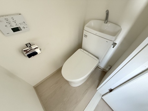 トイレ　別部屋の写真です。