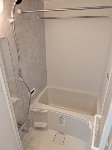 バス・シャワールーム　ゆっくり足をのばして入れます