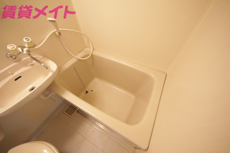 バス・シャワールーム　同型反転部屋写真です。