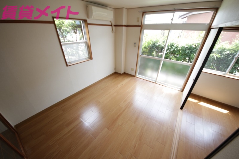 居室・リビング　同型反転部屋写真です。