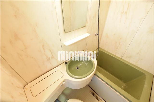 洗面設備　ユニットバスに鏡と洗面が付いています♪