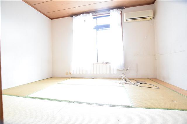 居室・リビング　最上階南向きの居室で日が当たります♪