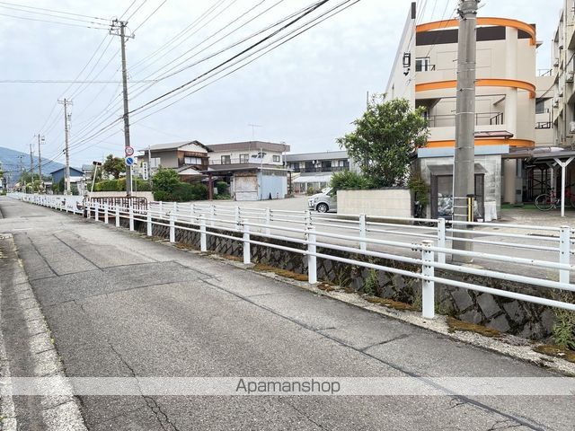 コンビニ　ファミリーマート（コンビニ）まで524m