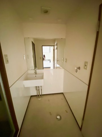 洗面設備　ゆったりとスペースのある洗面所