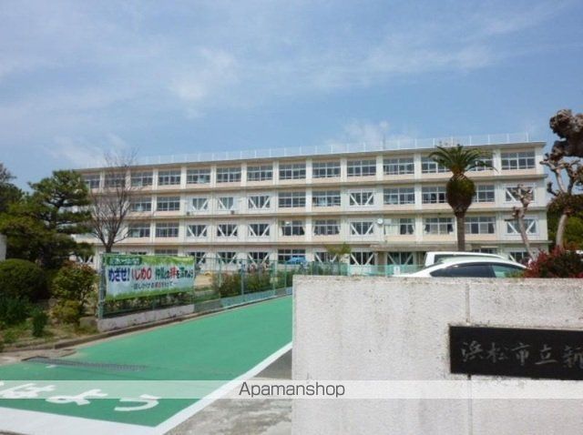 小学校　浜松市立新津小学校（小学校）まで950m