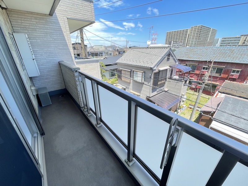 バルコニー　広くて明るいバルコニー