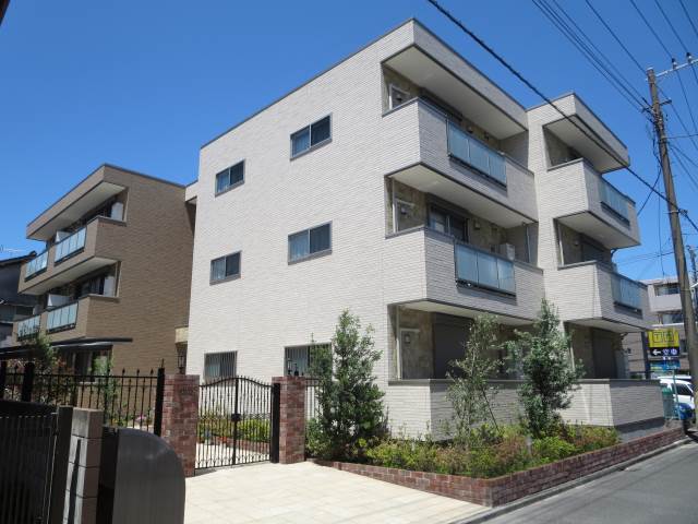 建物外観　３階建ての低層住宅