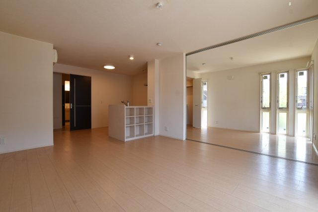 居室・リビング　同物件、別号室の写真です。