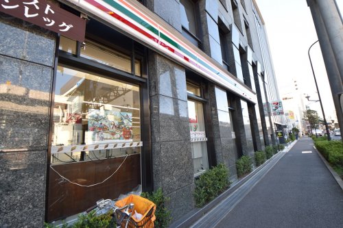コンビニ　セブンイレブン 新宿新小川町店（コンビニ）まで304m