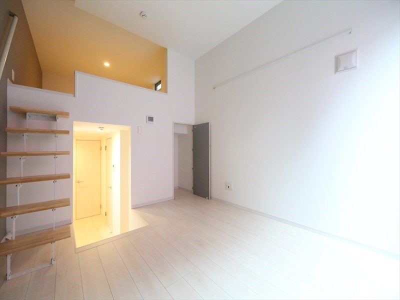 居室・リビング　洋室5.7帖　ロフト6.2帖（収納にも寝室にも使えます）