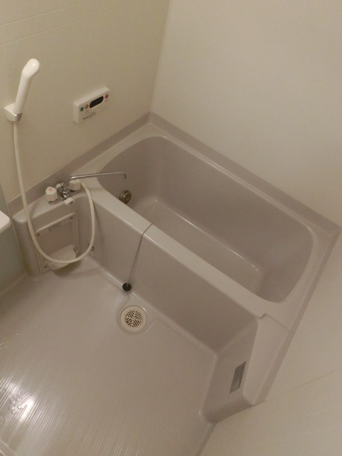 バス・シャワールーム　中古だけど使用感はほとんど感じないですね。ピカピカお風呂。