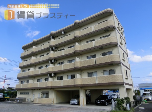 建物外観　市川ＩＣも近く、車のアクセスも良好です。更に、更新料も無料で