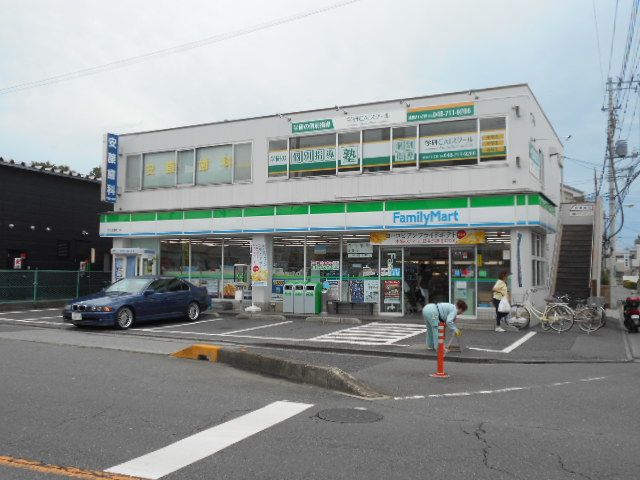 コンビニ　ファミリーマートさいたま大戸四丁目店（コンビニ）まで725m