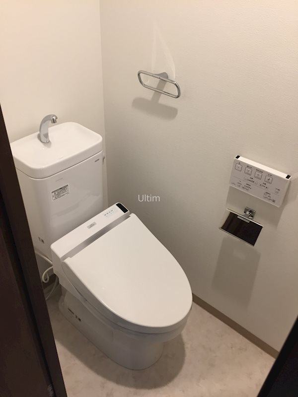 トイレ　違うお部屋の写真です。ご参考までに