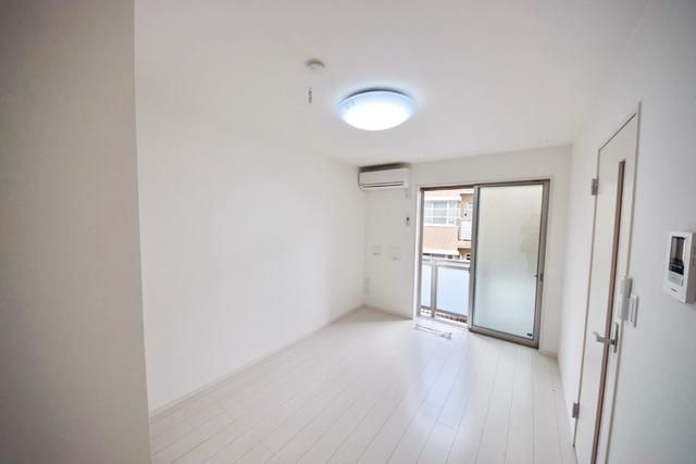 居室・リビング　★白を基調とした明るい洋室です★