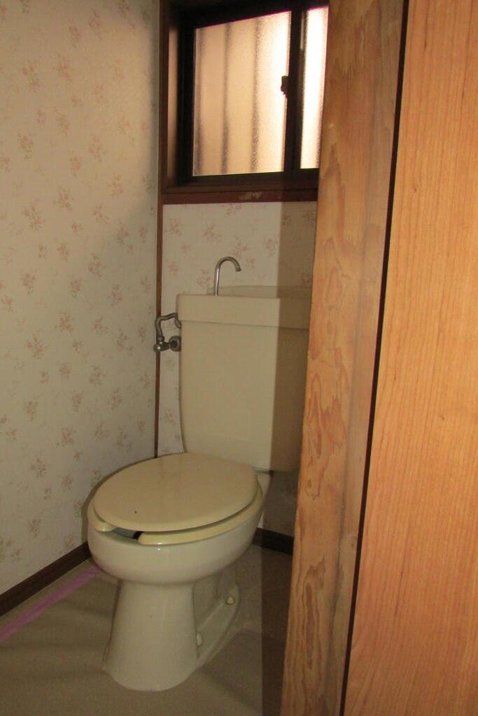 千葉都市モノレール 県庁前駅 徒歩8分 2階建 築54年のトイレ写真