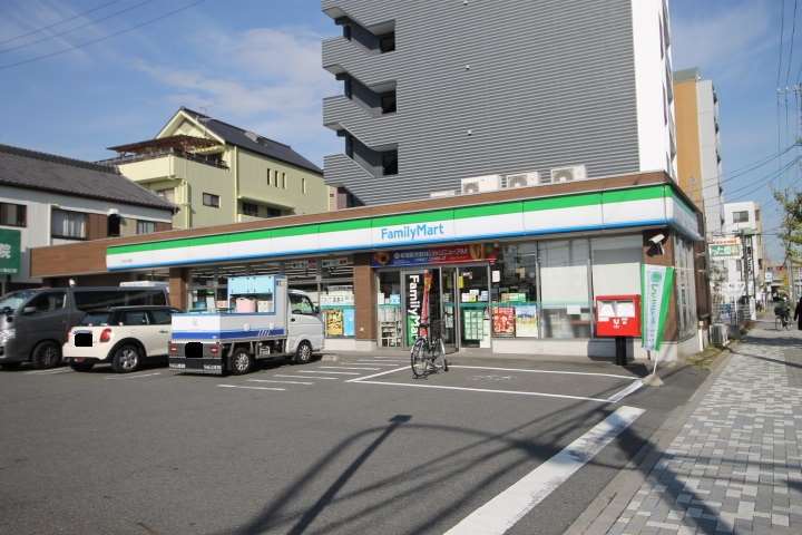コンビニ　ファミリーマート（コンビニ）まで353m