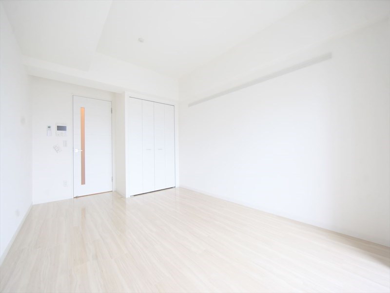 その他　洋室8.7帖　エアコン付　収納充実　南向バルコニー