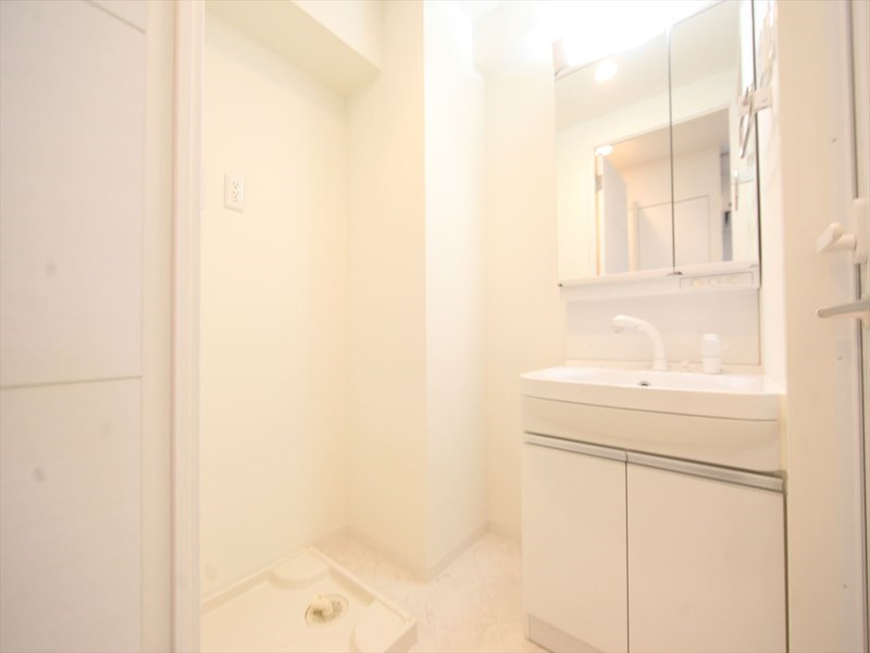 洗面設備　脱衣所　独立洗面台（シャンプードレッサー付）室内洗濯機置き場