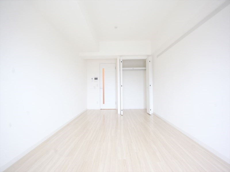 居室・リビング　洋室8.7帖　エアコン付　収納充実　南向バルコニー