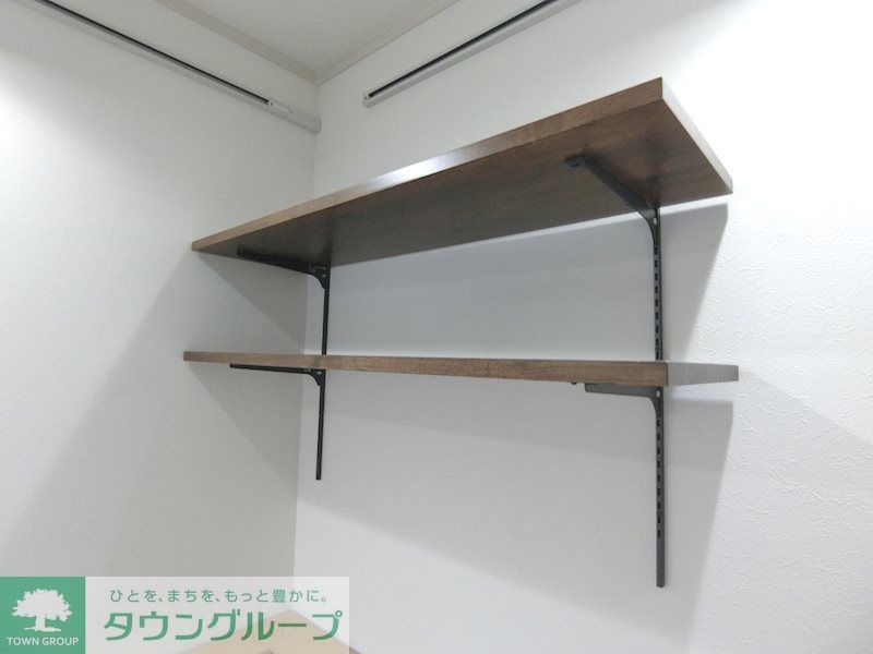 その他　高さ調節のできる飾り棚がお部屋のアクセント♪