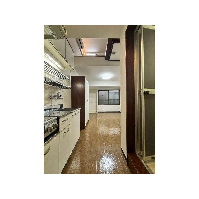 玄関　玄関入って水回りです