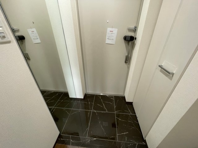 玄関　同建物反転タイプを表示しています
