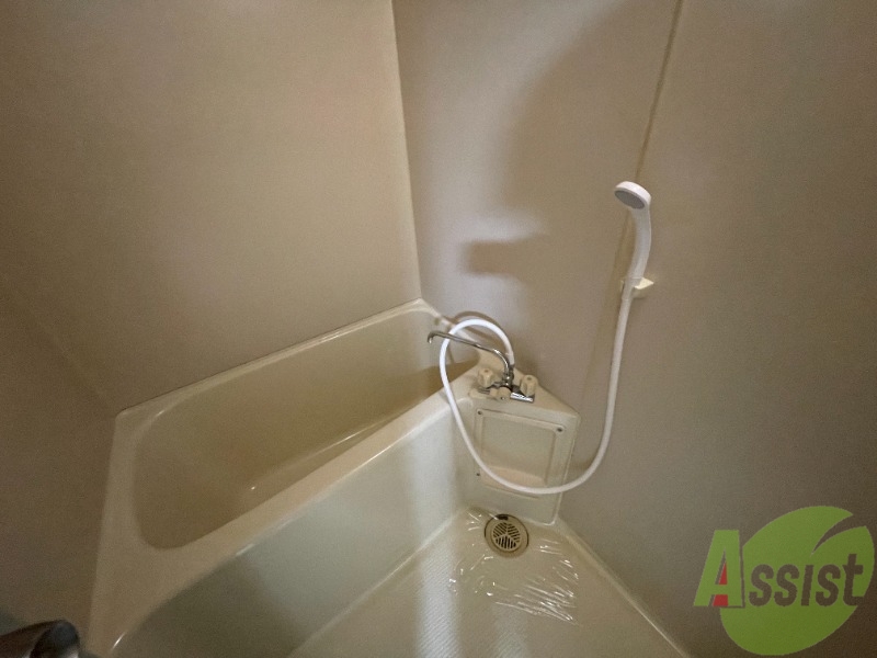 バス・シャワールーム　浴室は狭すぎず、シャワーも浴びやすそうです。