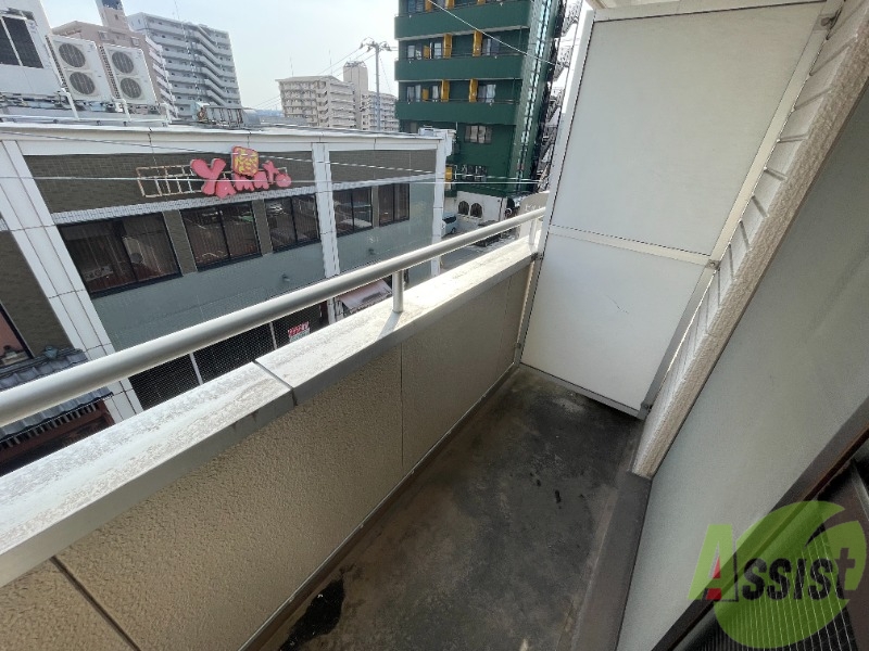 バルコニー　バルコニーは南向きです。暖かい日差しが望めそうですね。