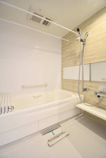 バス・シャワールーム　手すりを設置☆入浴がより楽になりますね☆半身浴も可能です♪