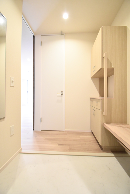 玄関　腰掛椅子付きなので座って靴の脱ぎ履ぎができます♪