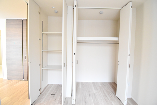 収納　ハンガーパイプや枕棚は低めに設置☆使い勝手良好です☆