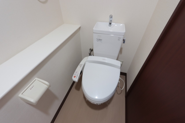 トイレ　温水シャワー付きトイレです