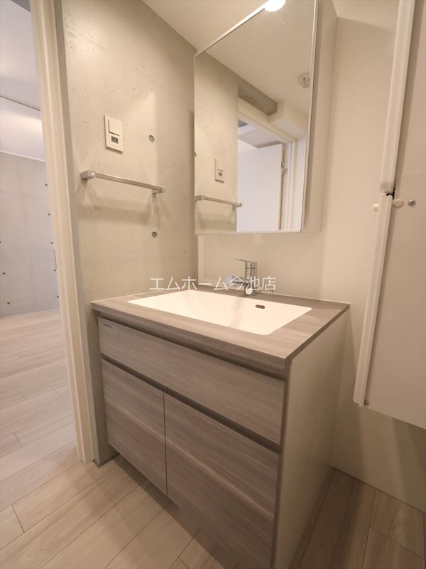 洗面設備　脱衣所　独立洗面台（シャンプードレッサー付）