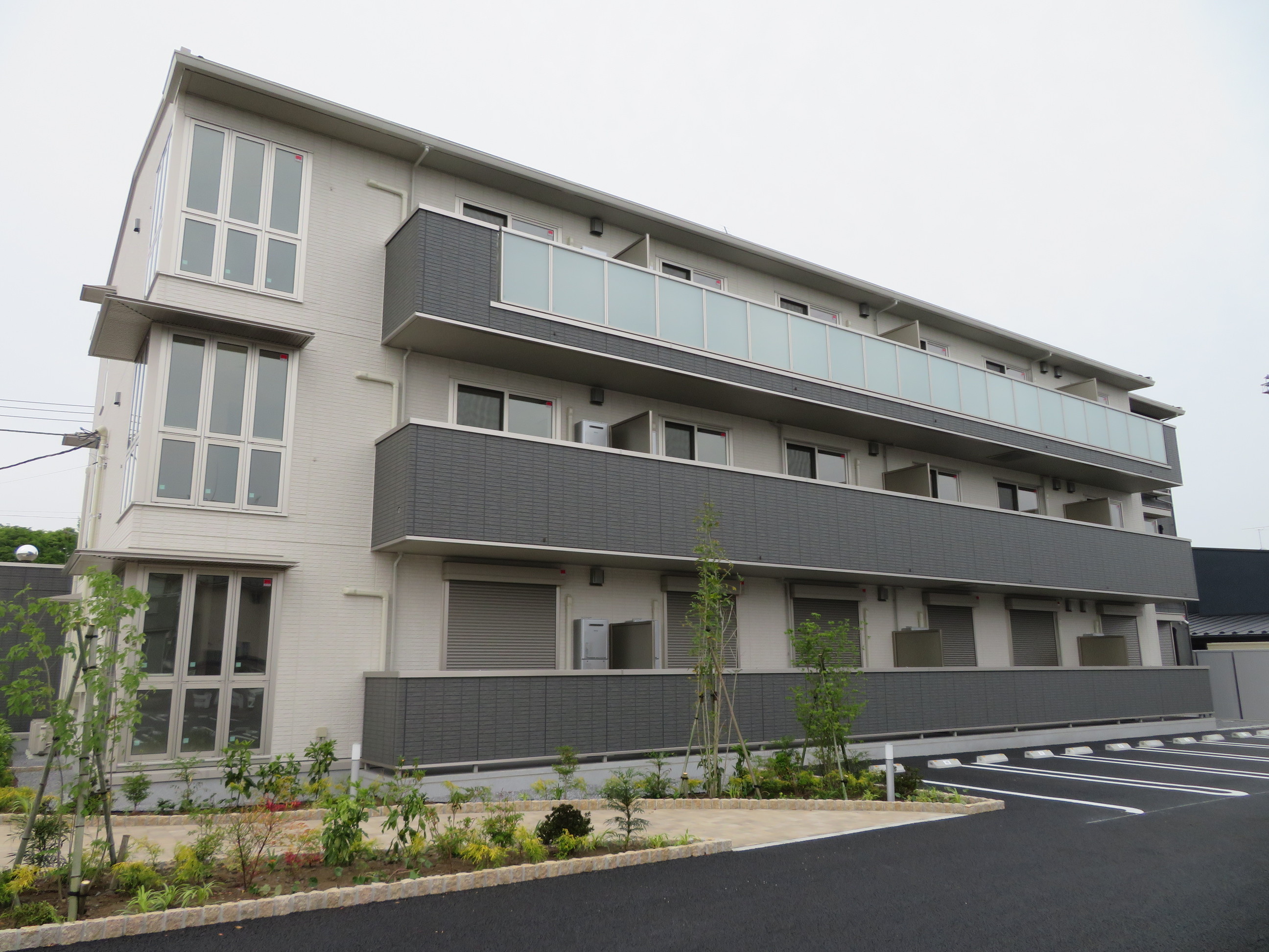 建物外観　3階建てです！最上階のお部屋のご紹介！